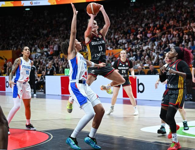 (260913) -- BERLIN, Sept. 13, 2026 (Xinhua) -- Leonie Fiebich (top) of Germany shoots during the semifinal match between France and Germany at the FIBA Women's Basketball World Cup 2026 in Berlin, Germany, Sept. 12, 2026. (Xinhua/Zhang Haofu)