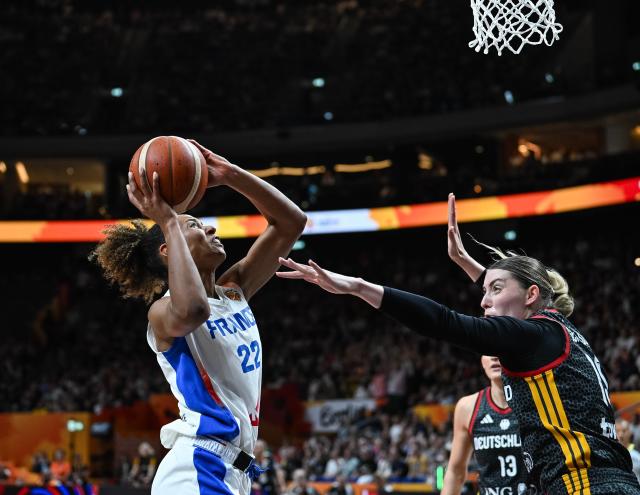 (260913) -- BERLIN, Sept. 13, 2026 (Xinhua) -- Marieme Badiane (L) of France shoots during the semifinal match between France and Germany at the FIBA Women's Basketball World Cup 2026 in Berlin, Germany, Sept. 12, 2026. (Xinhua/Zhang Haofu)