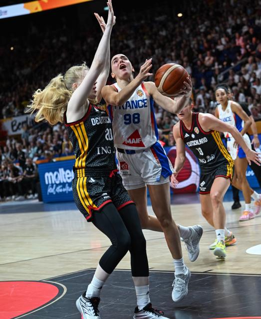 (260913) -- BERLIN, Sept. 13, 2026 (Xinhua) -- Pauline Astier (2nd L) of France goes for a layup during the semifinal match between France and Germany at the FIBA Women's Basketball World Cup 2026 in Berlin, Germany, Sept. 12, 2026. (Xinhua/Zhang Haofu)