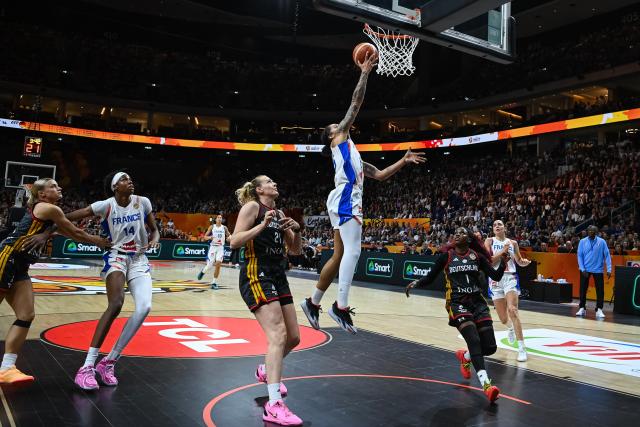 (260913) -- BERLIN, Sept. 13, 2026 (Xinhua) -- Gabby Williams (top) of France goes for a layup during the semifinal match between France and Germany at the FIBA Women's Basketball World Cup 2026 in Berlin, Germany, Sept. 12, 2026. (Xinhua/Zhang Haofu)
