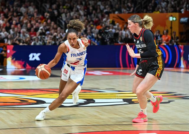 (260913) -- BERLIN, Sept. 13, 2026 (Xinhua) -- Marieme Badiane (L) of France vies with Luisa Geiselsoder of Germany during the semifinal match between France and Germany at the FIBA Women's Basketball World Cup 2026 in Berlin, Germany, Sept. 12, 2026. (Xinhua/Zhang Haofu)
