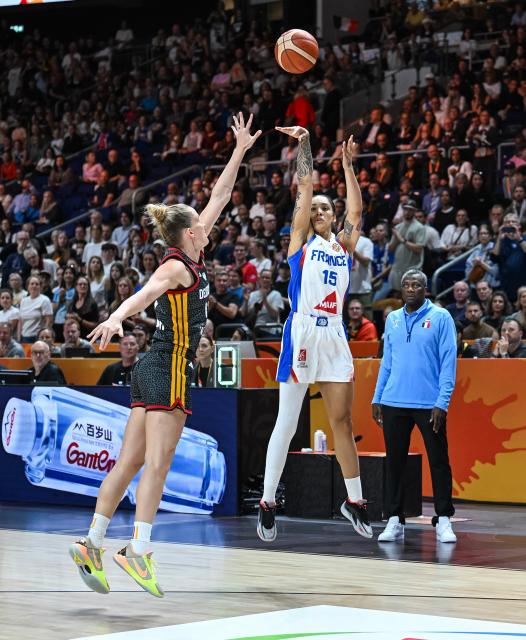 (260913) -- BERLIN, Sept. 13, 2026 (Xinhua) -- Gabby Williams (C) of France shoots during the semifinal match between France and Germany at the FIBA Women's Basketball World Cup 2026 in Berlin, Germany, Sept. 12, 2026. (Xinhua/Zhang Haofu)