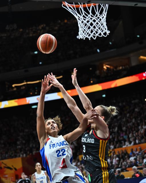 (260913) -- BERLIN, Sept. 13, 2026 (Xinhua) -- Marieme Badiane (L) of France shoots during the semifinal match between France and Germany at the FIBA Women's Basketball World Cup 2026 in Berlin, Germany, Sept. 12, 2026. (Xinhua/Zhang Haofu)