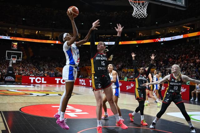 (260913) -- BERLIN, Sept. 13, 2026 (Xinhua) -- Dominique Malonga (1st L) of France shoots during the semifinal match between France and Germany at the FIBA Women's Basketball World Cup 2026 in Berlin, Germany, Sept. 12, 2026. (Xinhua/Zhang Haofu)