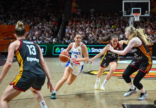 (260913) -- BERLIN, Sept. 13, 2026 (Xinhua) -- Carla Leite (2nd L) of France breaks through during the semifinal match between France and Germany at the FIBA Women's Basketball World Cup 2026 in Berlin, Germany, Sept. 12, 2026. (Xinhua/Zhang Haofu)