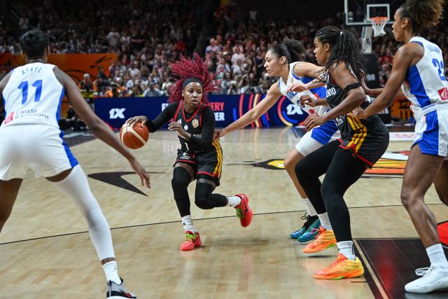 (260913) -- BERLIN, Sept. 13, 2026 (Xinhua) -- Alexis Peterson (2nd L) of Germany competes during the semifinal match between France and Germany at the FIBA Women's Basketball World Cup 2026 in Berlin, Germany, Sept. 12, 2026. (Xinhua/Zhang Haofu)