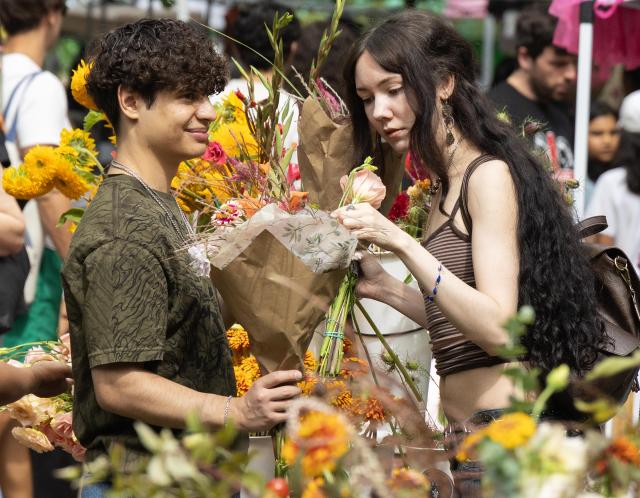 (260913) -- TORONTO, Sept. 13, 2026 (Xinhua) -- People visit the Toronto Flower Market in Toronto, Canada, on Sept. 12, 2026. The traditional monthly flower market runs here from May through October, for one day each month. (Photo by Zou Zheng/Xinhua)