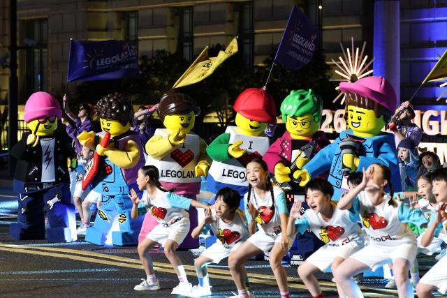(260913) -- SHANGHAI, Sept. 13, 2026 (Xinhua) -- An art troupe of the LEGOLAND Shanghai Resort performs during the parade of the Shanghai Tourism Festival in Shanghai, east China, Sept. 12, 2026. The 37th Shanghai Tourism Festival parade was launched at the Bund in Shanghai on Saturday. A total of 21 floats and 21 performing teams took part in the parade. (Xinhua/Fang Zhe)