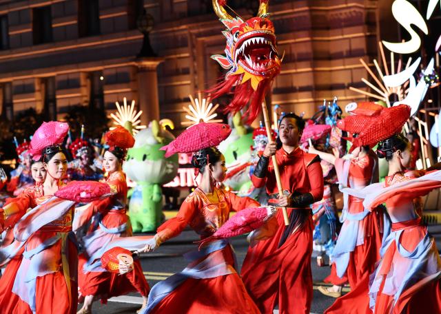 (260913) -- SHANGHAI, Sept. 13, 2026 (Xinhua) -- A Hakka art troupe from Sanming City of southeast China's Fujian Province performs during the parade of the Shanghai Tourism Festival in Shanghai, east China, Sept. 12, 2026. The 37th Shanghai Tourism Festival parade was launched at the Bund in Shanghai on Saturday. A total of 21 floats and 21 performing teams took part in the parade. (Xinhua/Fang Zhe)