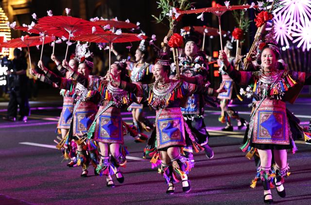 (260913) -- SHANGHAI, Sept. 13, 2026 (Xinhua) -- An art troupe from Huaihua City of central China's Hunan Province performs during the parade of the Shanghai Tourism Festival in Shanghai, east China, Sept. 12, 2026. The 37th Shanghai Tourism Festival parade was launched at the Bund in Shanghai on Saturday. A total of 21 floats and 21 performing teams took part in the parade. (Xinhua/Fang Zhe)