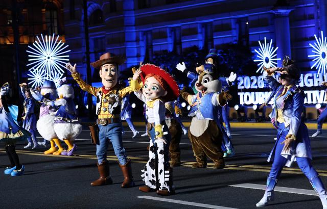 (260913) -- SHANGHAI, Sept. 13, 2026 (Xinhua) -- An art troupe of Shanghai Disneyland Resort performs during the parade of the Shanghai Tourism Festival in Shanghai, east China, Sept. 12, 2026. The 37th Shanghai Tourism Festival parade was launched at the Bund in Shanghai on Saturday. A total of 21 floats and 21 performing teams took part in the parade. (Xinhua/Fang Zhe)