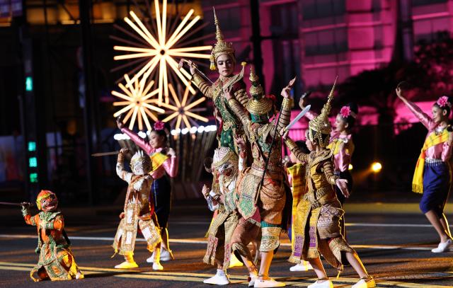 (260913) -- SHANGHAI, Sept. 13, 2026 (Xinhua) -- An art troupe from Thailand performs during the parade of the Shanghai Tourism Festival in Shanghai, east China, Sept. 12, 2026. The 37th Shanghai Tourism Festival parade was launched at the Bund in Shanghai on Saturday. A total of 21 floats and 21 performing teams took part in the parade. (Xinhua/Fang Zhe)