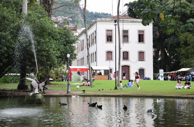 (260913) -- RIO DE JANEIRO, Sept. 13, 2026 (Xinhua) -- People relax at Catete Palace in Rio de Janeiro, Brazil, Sept. 12, 2026. The Museum of the Republic is housed in Catete Palace in Rio de Janeiro, which served as Brazil's presidential palace from 1897 to 1960. (Xinhua/Jin Haoyuan)