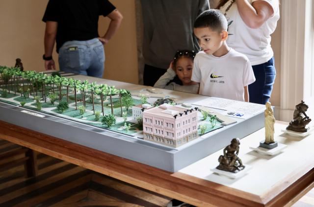 (260913) -- RIO DE JANEIRO, Sept. 13, 2026 (Xinhua) -- Children look at the sand table model of Catete Palace at the Museum of the Republic in Rio de Janeiro, Brazil, Sept. 12, 2026. The Museum of the Republic is housed in Catete Palace in Rio de Janeiro, which served as Brazil's presidential palace from 1897 to 1960. (Xinhua/Jin Haoyuan)