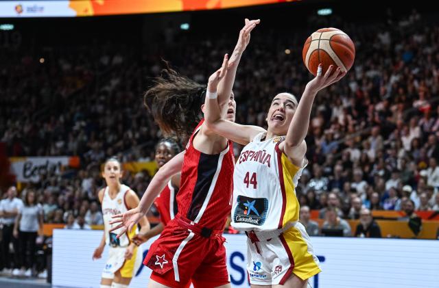 (260913) -- BERLIN, Sept. 13, 2026 (Xinhua) -- Iyana Martin (R) of Spain goes for a layup during the semifinal match between the United States and Spain at the FIBA Women's Basketball World Cup 2026 in Berlin, Germany, Sept. 12, 2026. (Xinhua/Zhang Haofu)