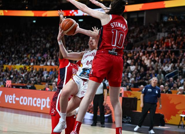 (260913) -- BERLIN, Sept. 13, 2026 (Xinhua) -- Iyana Martin (C) of Spain goes for a layup during the semifinal match between the United States and Spain at the FIBA Women's Basketball World Cup 2026 in Berlin, Germany, Sept. 12, 2026. (Xinhua/Zhang Haofu)