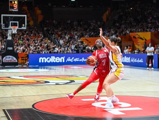 (260913) -- BERLIN, Sept. 13, 2026 (Xinhua) -- Kahleah Copper (L) of the United States goes for a layup during the semifinal match between the United States and Spain at the FIBA Women's Basketball World Cup 2026 in Berlin, Germany, Sept. 12, 2026. (Xinhua/Zhang Haofu)