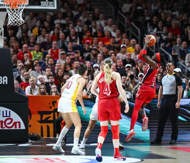 (260913) -- BERLIN, Sept. 13, 2026 (Xinhua) -- Rhyne Howard (R) of the United States shoots during the semifinal match between the United States and Spain at the FIBA Women's Basketball World Cup 2026 in Berlin, Germany, Sept. 12, 2026. (Xinhua/Zhang Haofu)