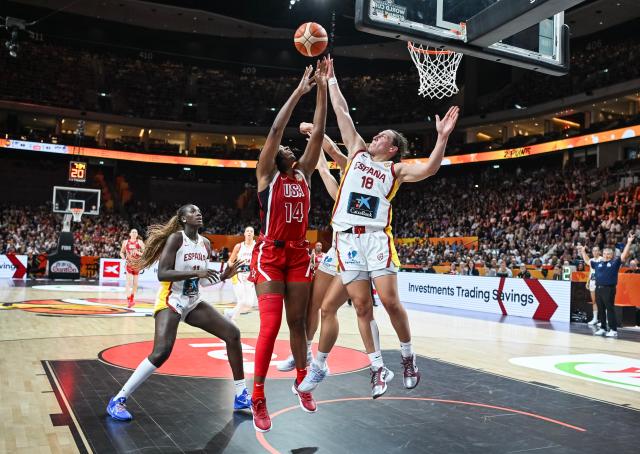 (260913) -- BERLIN, Sept. 13, 2026 (Xinhua) -- Alicia Florez (1st R) of Spain blocks Aliyah Boston (2nd L) of the United States during the semifinal match between the United States and Spain at the FIBA Women's Basketball World Cup 2026 in Berlin, Germany, Sept. 12, 2026. (Xinhua/Zhang Haofu)