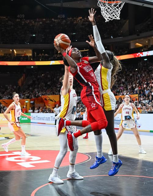 (260913) -- BERLIN, Sept. 13, 2026 (Xinhua) -- Kahleah Copper (C) of the United States goes for a layup during the semifinal match between the United States and Spain at the FIBA Women's Basketball World Cup 2026 in Berlin, Germany, Sept. 12, 2026. (Xinhua/Zhang Haofu)