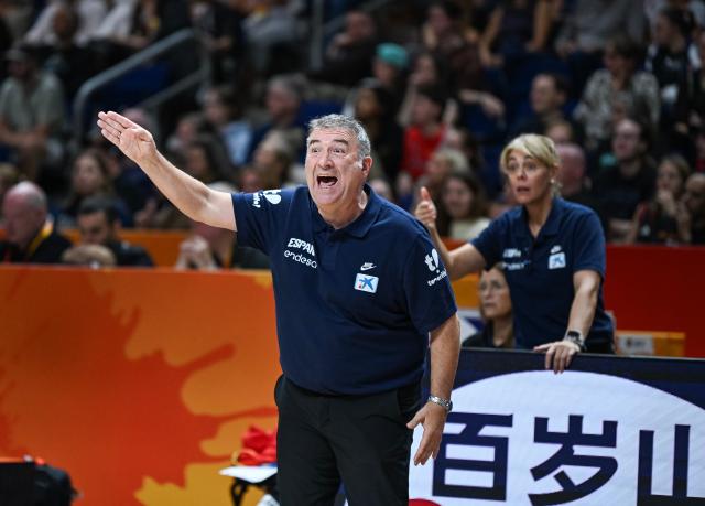 (260913) -- BERLIN, Sept. 13, 2026 (Xinhua) -- Head coach of Spain Miguel Mendez gestures during the semifinal match between the United States and Spain at the FIBA Women's Basketball World Cup 2026 in Berlin, Germany, Sept. 12, 2026. (Xinhua/Zhang Haofu)