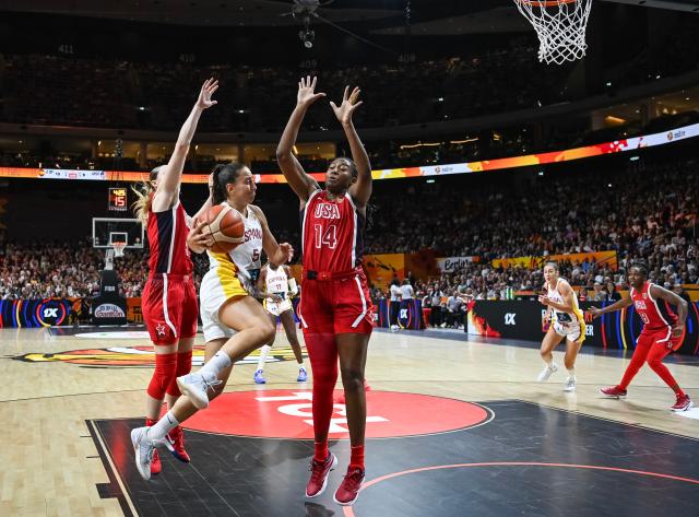 (260913) -- BERLIN, Sept. 13, 2026 (Xinhua) -- Maite Cazorla (2nd L) of Spain tries to pass the ball during the semifinal match between the United States and Spain at the FIBA Women's Basketball World Cup 2026 in Berlin, Germany, Sept. 12, 2026. (Xinhua/Zhang Haofu)