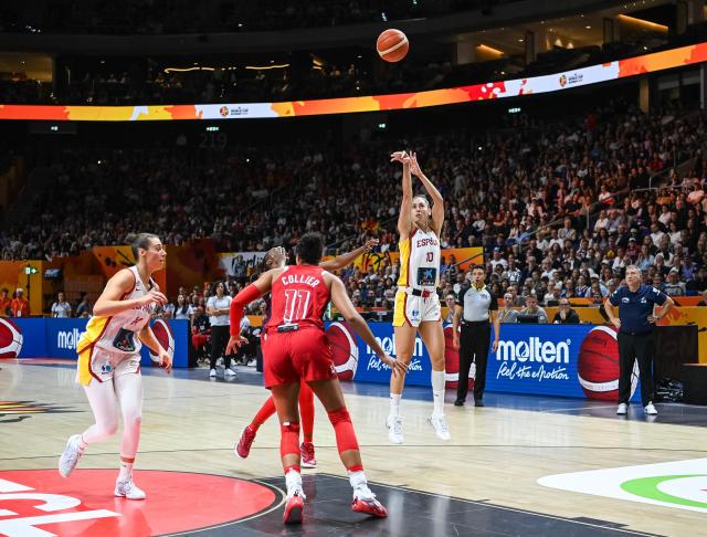 (260913) -- BERLIN, Sept. 13, 2026 (Xinhua) -- Maria Conde (1st R, front) of Spain shoots during the semifinal match between the United States and Spain at the FIBA Women's Basketball World Cup 2026 in Berlin, Germany, Sept. 12, 2026. (Xinhua/Zhang Haofu)