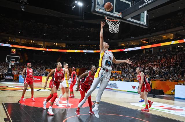(260913) -- BERLIN, Sept. 13, 2026 (Xinhua) -- Raquel Carrera (2nd R) of Spain goes for a layup during the semifinal match between the United States and Spain at the FIBA Women's Basketball World Cup 2026 in Berlin, Germany, Sept. 12, 2026. (Xinhua/Zhang Haofu)