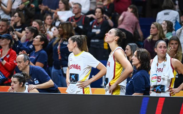 (260913) -- BERLIN, Sept. 13, 2026 (Xinhua) -- Players of Spain react during the semifinal match between the United States and Spain at the FIBA Women's Basketball World Cup 2026 in Berlin, Germany, Sept. 12, 2026. (Xinhua/Zhang Haofu)