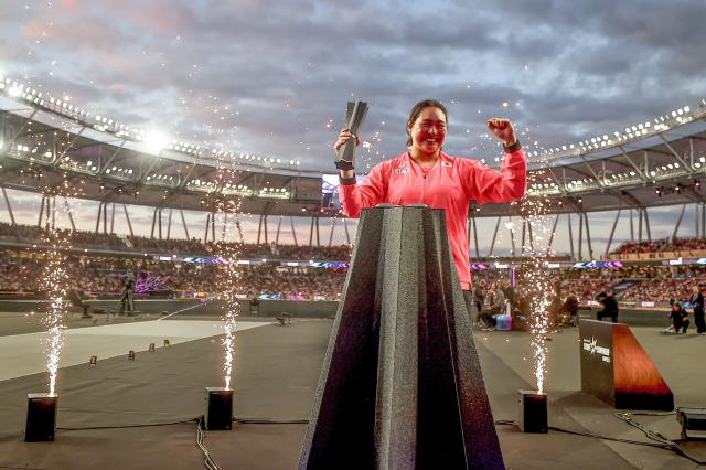 (260913) -- BUDAPEST, Sept. 13, 2026 (Xinhua) -- Kitaguchi Haruka of Japan reacts during the awarding ceremony for the women's javelin throw competition at the World Athletics Ultimate Championship in Budapest, Hungary, Sept. 12, 2026. (Photo by David Balogh/Xinhua)