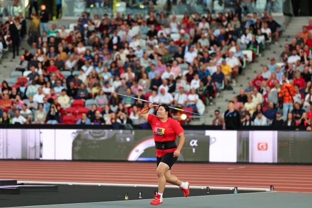 (260913) -- BUDAPEST, Sept. 13, 2026 (Xinhua) -- Yan Ziyi of China competes during the women's javelin throw competition at the World Athletics Ultimate Championship in Budapest, Hungary, Sept. 12, 2026. (Photo by David Balogh/Xinhua)