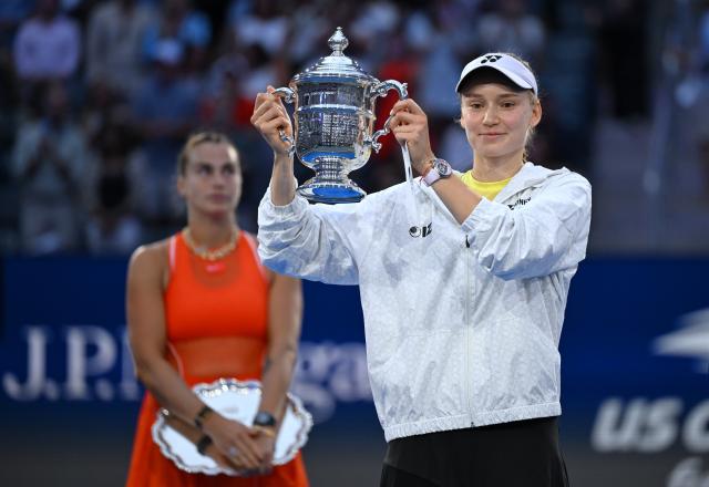 (260913) -- NEW YORK, Sept. 13, 2026 (Xinhua) -- Elena Rybakina (R) of Kazakhstan celebrates during the awarding ceremony for the women's singles final match between Aryna Sabalenka of Belarus and Elena Rybakina of Kazakhstan at the 2026 US Open tennis championships in New York, the United States, Sept. 12, 2026. (Xinhua/Li Rui)