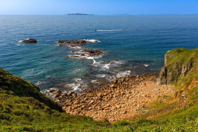 (260913) -- VLADIVOSTOK, Sept. 13, 2026 (Xinhua) -- This photo taken on Sept. 12, 2026 shows the scenery of Zheltukhin Island, Russia. Located in the southern part of the Russian Far East, Zheltukhin Island boasts unique scenery and is popular among tourists. (Photo by Andrey Matveenko/Xinhua)
