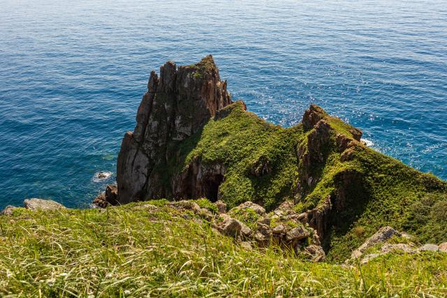 (260913) -- VLADIVOSTOK, Sept. 13, 2026 (Xinhua) -- This photo taken on Sept. 12, 2026 shows the scenery of Zheltukhin Island, Russia. Located in the southern part of the Russian Far East, Zheltukhin Island boasts unique scenery and is popular among tourists. (Photo by Andrey Matveenko/Xinhua)