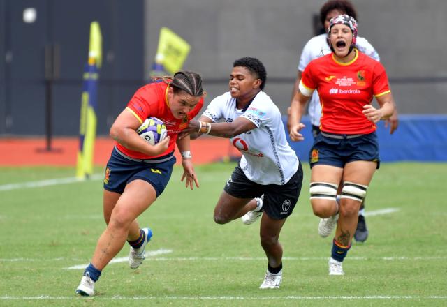(260913) -- HONG KONG, Sept. 13, 2026 (Xinhua) -- Aqela Raitubu (C) of Fiji competes with Alba Capell (L) of Spain during the pool match between Spain and Fiji of WXV Global Series rugby competition in Hong Kong, south China, Sept. 13, 2026. (Xinhua/Lo Ping Fai)