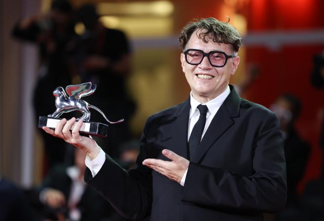 (260913) -- VENICE, Sept. 13, 2026 (Xinhua) -- Director Ilya Khrzhanovsky of the film DAU poses with the trophy of the Best Director award at the 83rd Venice International Film Festival in Venice, Italy, Sept. 12, 2026. The 83rd Venice International Film Festival closed on Saturday on Venice's Lido. (Xinhua/Wang Kaiyan)