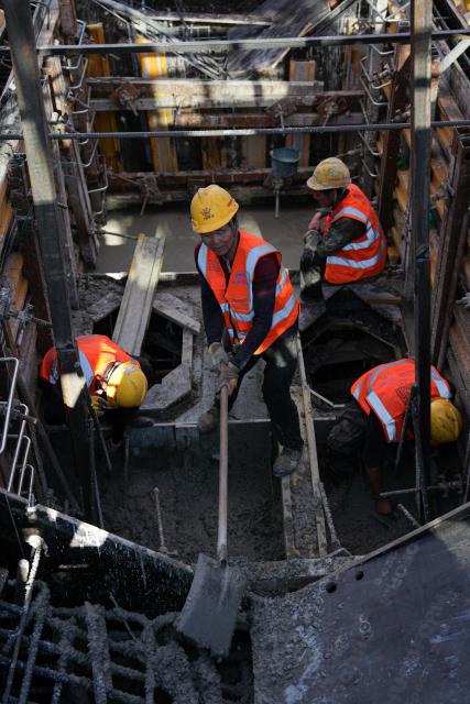 (260913) -- ZHOUSHAN, Sept. 13, 2026 (Xinhua) -- Construction workers work at the No. 20 main tower of Fuchimen road-rail bridge along Ningbo-Zhoushan Railway in Zhoushan, east China's Zhejiang Province, Sept. 12, 2026. The main tower, constructed by the China Railway Major Bridge Engineering Group Co., Ltd., was successfully topped out on Sunday, marking the completion of the construction of all six main towers of the three cross-sea bridges of the Ningbo-Zhoushan Railway.
  The main line of the Ningbo-Zhoushan Railway is 76.4 kilometers long, starting from Ningbo East Railway Station in the west and ending at Zhoushan Island in the east, with a designed speed of 250 kilometers per hour. (Xinhua/Huang Zongzhi)