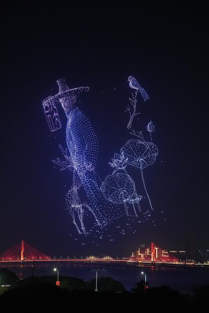 (260913) -- NANCHANG, Sept. 13, 2026 (Xinhua) -- A drone show is staged over a square along Ganjiang River in Nanchang, east China's Jiangxi Province, Sept. 12, 2026. (Xinhua/Zhou Mi)
