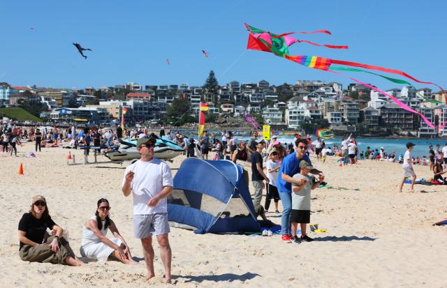 (260913) -- SYDNEY, Sept. 13, 2026 (Xinhua) -- People fly kites during Australia's annual kite festival, the Festival of the Winds, at Bondi Beach in Sydney, Australia, Sept. 13, 2026. (Xinhua/Gong Bing)