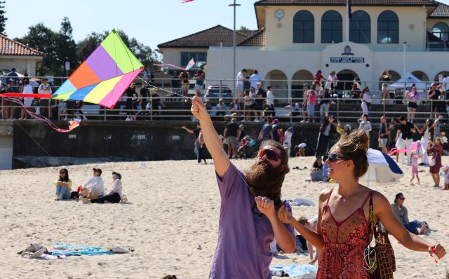 (260913) -- SYDNEY, Sept. 13, 2026 (Xinhua) -- People fly kites during Australia's annual kite festival, the Festival of the Winds, at Bondi Beach in Sydney, Australia, Sept. 13, 2026. (Xinhua/Gong Bing)
