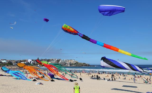 (260913) -- SYDNEY, Sept. 13, 2026 (Xinhua) -- Kites are seen during Australia's annual kite festival, the Festival of the Winds, at Bondi Beach in Sydney, Australia, Sept. 13, 2026. (Xinhua/Gong Bing)