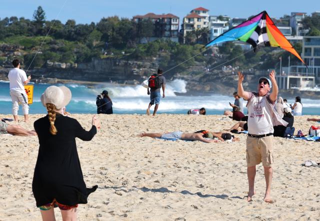 (260913) -- SYDNEY, Sept. 13, 2026 (Xinhua) -- People fly kites during Australia's annual kite festival, the Festival of the Winds, at Bondi Beach in Sydney, Australia, Sept. 13, 2026. (Xinhua/Gong Bing)