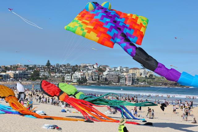 (260913) -- SYDNEY, Sept. 13, 2026 (Xinhua) -- Kites are seen during Australia's annual kite festival, the Festival of the Winds, at Bondi Beach in Sydney, Australia, Sept. 13, 2026. (Xinhua/Gong Bing)