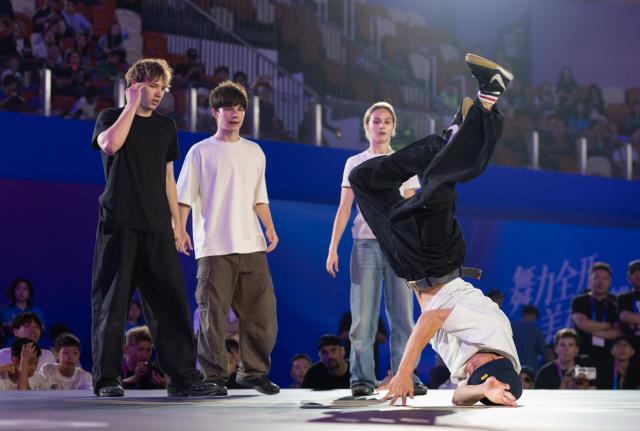 (260913) -- CHENGDU, Sept. 13, 2026 (Xinhua) -- Shi Yuanhang (R) of Bomb Nova competes during the 3on3 Final at the 2026 WDSF World Championships Breaking Youth and 3vs3 Mix in Chengdu, southwest China's Sichuan Province, Sept. 13, 2026. (Xinhua/Jiang Hongjing)
