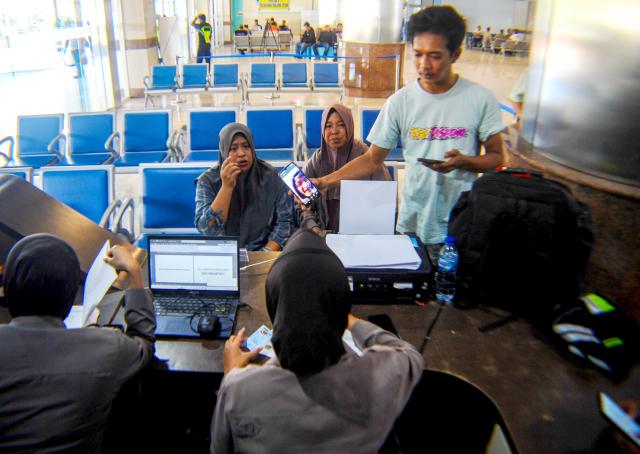 (260913) -- SURABAYA, Sept. 13, 2026 (Xinhua) -- Relatives of passengers provide information to police after a passenger ship sunk in the Java Sea, in Surabaya, East Java Province, Indonesia, Sept. 13, 2026. A passenger ship that had lost contact in Indonesia's Java Sea has sunk, the country's National Search and Rescue Agency said Sunday, with around 130 people still unaccounted for.
   Around 110 people have been rescued and at least one person has died, according to the latest available figures. (Photo by Sahlan Kurniawan/Xinhua)