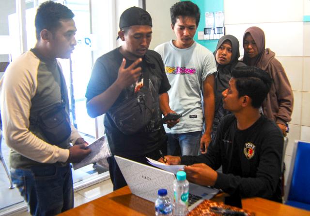 (260913) -- SURABAYA, Sept. 13, 2026 (Xinhua) -- Relatives of passengers provide information to police after a passenger ship sunk in the Java Sea, in Surabaya, East Java Province, Indonesia, Sept. 13, 2026. A passenger ship that had lost contact in Indonesia's Java Sea has sunk, the country's National Search and Rescue Agency said Sunday, with around 130 people still unaccounted for.
   Around 110 people have been rescued and at least one person has died, according to the latest available figures. (Photo by Sahlan Kurniawan/Xinhua)