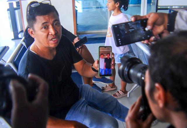 (260913) -- SURABAYA, Sept. 13, 2026 (Xinhua) -- Relatives of passengers provide information after a passenger ship sunk in the Java Sea, in Surabaya, East Java Province, Indonesia, Sept. 13, 2026. A passenger ship that had lost contact in Indonesia's Java Sea has sunk, the country's National Search and Rescue Agency said Sunday, with around 130 people still unaccounted for.
   Around 110 people have been rescued and at least one person has died, according to the latest available figures. (Photo by Sahlan Kurniawan/Xinhua)