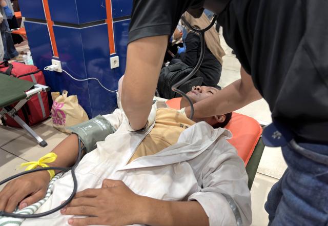 (260913) -- BANJARMASIN, Sept. 13, 2026 (Xinhua) -- This photo taken with a mobile phone shows a rescued passenger receiving medical treatment in Banjarmasin, South Kalimantan Province, Indonesia, on Sept. 13, 2026. At least six people have died after a passenger vessel lost contact in Indonesia's Java Sea, while 130 remain missing and 107 others have been rescued, the country's National Search and Rescue Agency said Sunday. (Photo by Bahaudin/Xinhua)