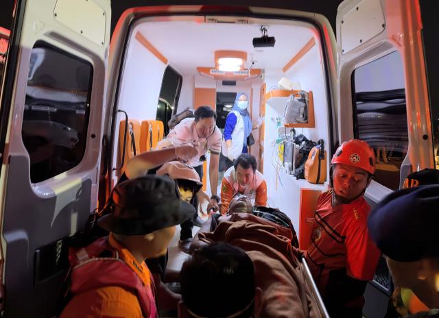 (260913) -- BANJARMASIN, Sept. 13, 2026 (Xinhua) -- This photo taken with a mobile phone shows rescuers transferring a rescued passenger in Banjarmasin, South Kalimantan Province, Indonesia, on Sept. 13, 2026. At least six people have died after a passenger vessel lost contact in Indonesia's Java Sea, while 130 remain missing and 107 others have been rescued, the country's National Search and Rescue Agency said Sunday. (Photo by Bahaudin/Xinhua)