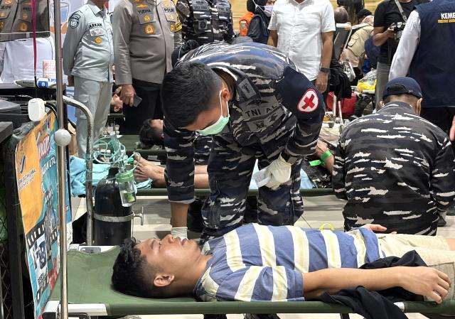 (260913) -- BANJARMASIN, Sept. 13, 2026 (Xinhua) -- This photo taken with a mobile phone shows rescued passengers receiving medical treatment in Banjarmasin, South Kalimantan Province, Indonesia, on Sept. 13, 2026. At least six people have died after a passenger vessel lost contact in Indonesia's Java Sea, while 130 remain missing and 107 others have been rescued, the country's National Search and Rescue Agency said Sunday. (Photo by Bahaudin/Xinhua)